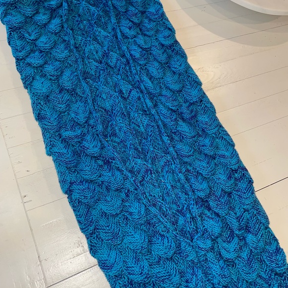 Mermaid Tail Knit Blanket - Picture 5 of 6